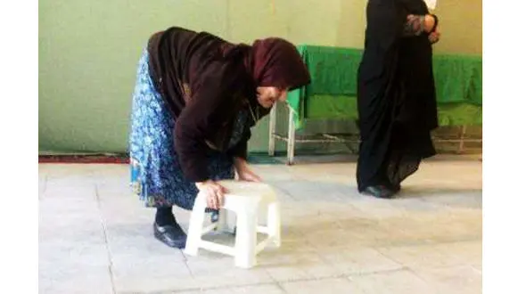 شیرزن قدخمیده به دیدار روحانی می‌رود + عکس