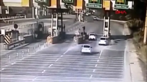 اقدام دیوانه وار یک خودرو در عوارضی + فیلم
