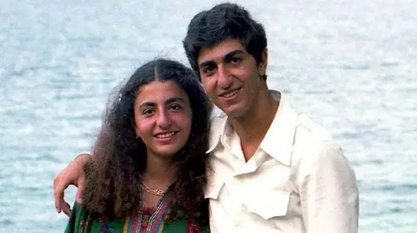 سفر به ایام قدیم سال ۱۳۴۸؛ رضا و فرحناز پهلوی در حال نوازش پلنگ تو فرانسه