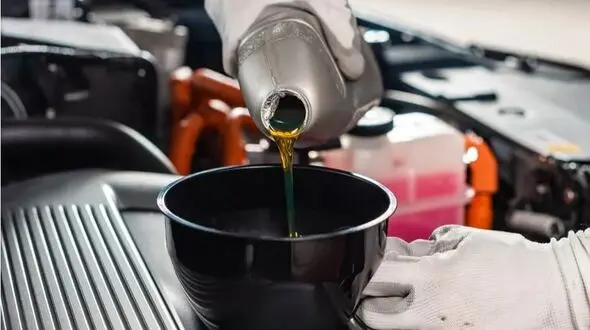 روغن موتور در بازار قطره‌چکانی شد؛ تعویض‌روغنی‌ها با کمبود روغن پرمصرف مواجه‌اند / ۷۵۰ واحد تعویض‌ روغن در کرمانشاه زیر فشار تورم و کاهش درآمد
