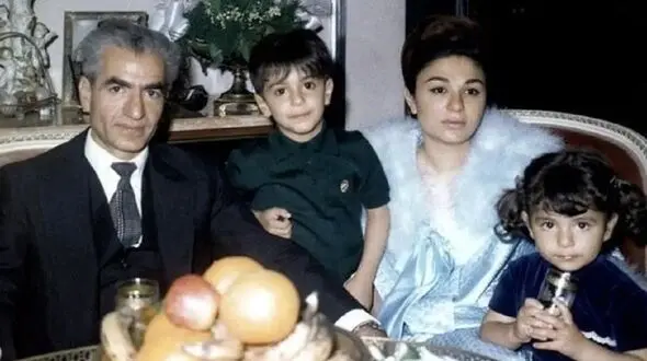عکس سفر در زمان /  فرح دیبا در مراسم سوم مرگ محمدرضا پهلوی همراه پسرانش /  سال 1359