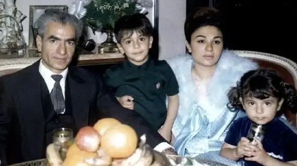 عکس سفر در زمان /  فرح دیبا در مراسم سوم مرگ محمدرضا پهلوی همراه پسرانش /  سال 1359