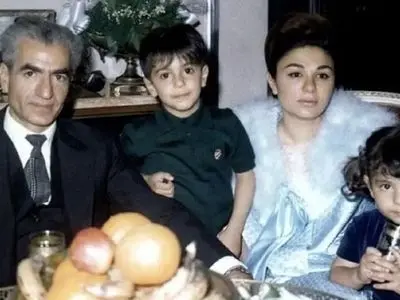 عکس سفر در زمان /  فرح دیبا در مراسم سوم مرگ محمدرضا پهلوی همراه پسرانش /  سال 1359