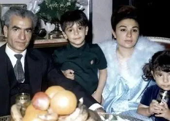 عکس سفر در زمان /  فرح دیبا در مراسم سوم مرگ محمدرضا پهلوی همراه پسرانش /  سال 1359