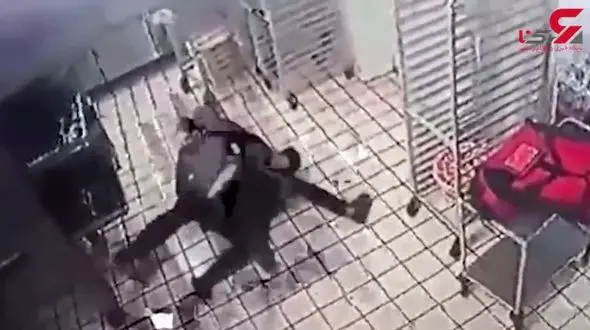 فیلم دوربین مداربسته کتک خوردن سارق تا سرحد مرگ را ضبط کرد+ فیلم