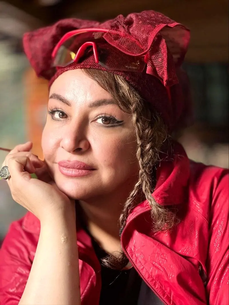 مه‌لقا باقری با لباس قرمز 2