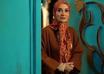 نگاهی به چیدمان منزل شاهانه و سنتی نسرین نصرتی «عمه فهیمه پایتخت» و همسر هنردوستش/ از حیاط سرسبز و حوض آبی و گل‌های خوشرنگ بهاری تا مبلمان مدرن و پرده‌های اعیانی