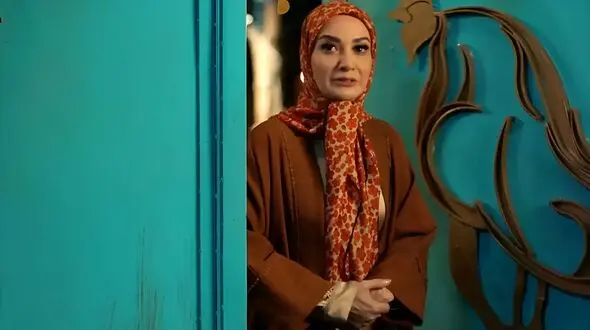خانه نسرین نصرتی «عمه فهیمه پایتخت» را ببینید/ حوض آبی و گل های رنگارنگ وسط خانه