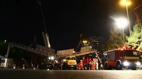 برخورد کامیون با تابلوهای راهنمایی بزرگراه شیخ فضل الله + عکس  های جالب