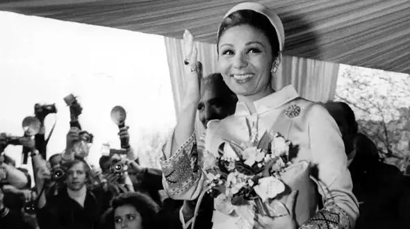 عکس / سفر به ایام قدیم /  فرح پهلوی در بازدید از جذام خانه " بابا باغی‌ " /  سال 1342؛