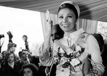 عکس / سفر به ایام قدیم /  فرح پهلوی در بازدید از جذام خانه " بابا باغی‌ " /  سال 1342؛