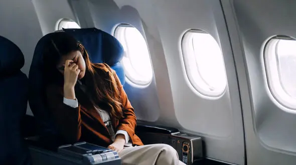 جلوگیری از حالت تهوع در هواپیما | چرا در هواپیما سرگیجه و حالت تهوع می‌گیریم؟