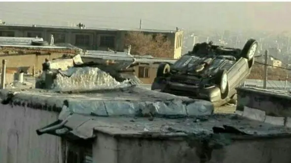 پرواز خودروی زانتیا و فرود آمدن آن روی سقف یک خانه در محله چمن+ عکس عجیب