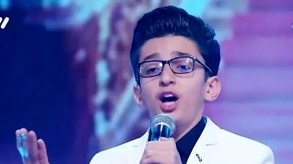 مات و مبهوت ماندن داوران عصر جدید از اجرای پسر اردبیلی با آهنگ ساری گلین +ویدئو