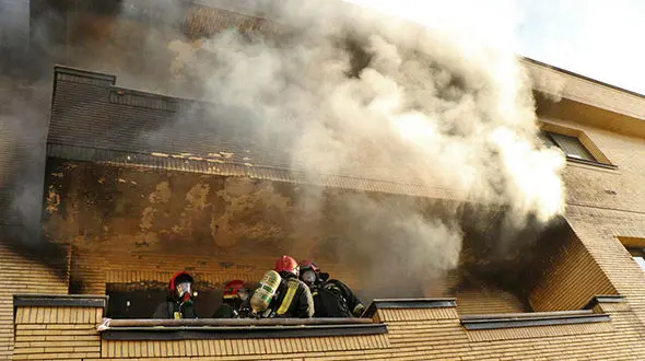 نجات نوزاد 10 روزه ازآتش سوزی گسترده یک ساختمان 14 واحدی