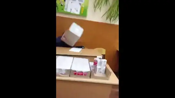 اخراج معلمی که سطل زباله روی سر دانش آموز گذاشت ! / دانش آموز را تهدید به مرگ کرد + فیلم