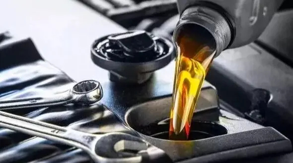 چرا روغن موتور تبخیر می‌شود؟ علت‌ ها و راهکارها