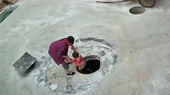 فیلم لحظه سقوط پسر حواس پرت به چاه / در وسط خیابان رخ داد