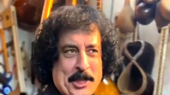 فیلم آواز بازاری /  صدای بی نظیر مرد خوشتیپ بازاری ولی چرا با ده کیلو ابهت لالا لای میخونه