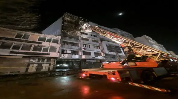 عملیات ویژه آتش نشانان در آتش سوزی هولناک یک ساختمان در کرمانشاه / همه در محاصره دود و آتش + فیلم و عکس