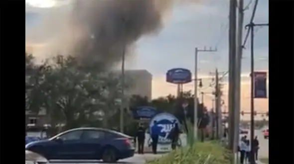 ببینید / لحظه برخورد هولناک خودرو با فروشگاه تجهیزات نورافشانی/ آتش سوزی هولناک رخ داد + فیلم