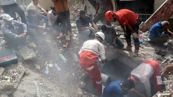  گریه های سوزناک آتش نشان که پیکر دوستش را زیر آوار متروپل دید  + فیلم