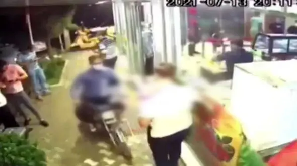 جاخالی به موقع مرد مشهدی سارق موتور سوار را ناکام گذاشت / همه حیرت زده شدند + فیلم