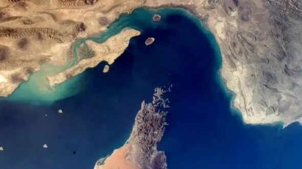 حضور معنادار سخنگوی وزارت‌خارجه در تنگه‌هرمز / پیام بقایی به ناو آمریکایی ابراهام لینکلن در خلیج فارس