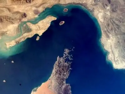 حضور معنادار سخنگوی وزارت‌خارجه در تنگه‌هرمز / پیام بقایی به ناو آمریکایی ابراهام لینکلن در خلیج فارس