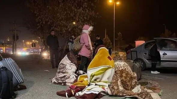 زلزله زدگان خوی نیاز فوری به بخاری برقی و پتو دارند / سگ های زنده یاب در حال جستجو هستند 