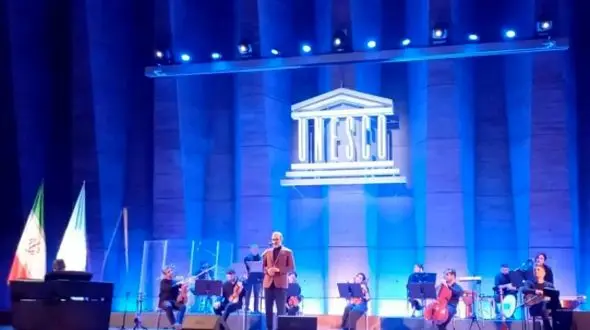 فیلم آواز باشکوه علیرضا قربانی/  جوی خوند تالار یونسکو پاریس به احترامش ایستاد 