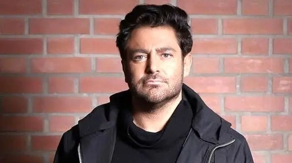 رضا گلزار: وقتی با گروه آریان بودم یکبار روی استیج زمین خوردم، خیلی خجالت کشیدم، همه تماشاگران خانوم بودند 