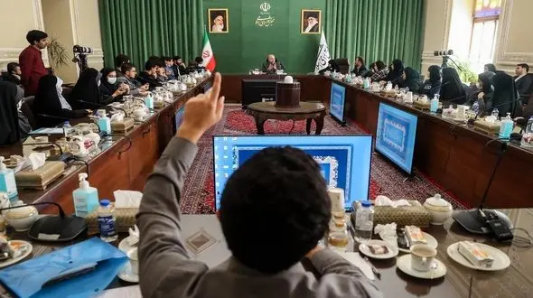 نشست رئیس مجلس با دهه هشتادی ها / دانش آموزان نخبه از دغدغه هایشان به قالیباف گفتند