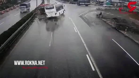 لحظه برخورد شدید ماشین آتش نشانی خلافکار با اتوبوس در بزرگراه + فیلم