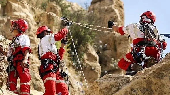 نجات 2 گرفتار در ارتفاعات بنه‌کوه گرمسار پس از 15 ساعت عملیات