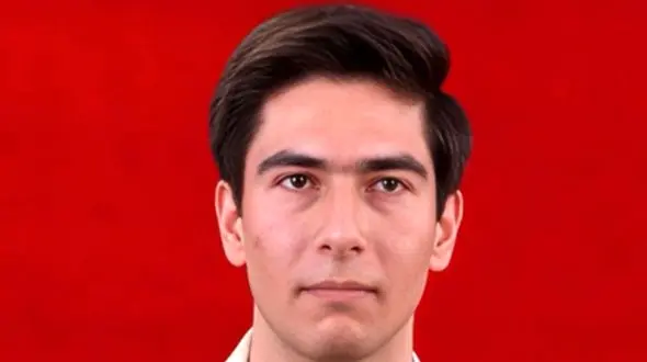 عکس/ چیدمان اتاق رتبه 5 کنکور تجربی 1404 نوید کردلو از زنجان / از ساعت شماطه‌دار و کتاب‌های بی‌شمار تا صندلی خاص آقای دکتر آینده!