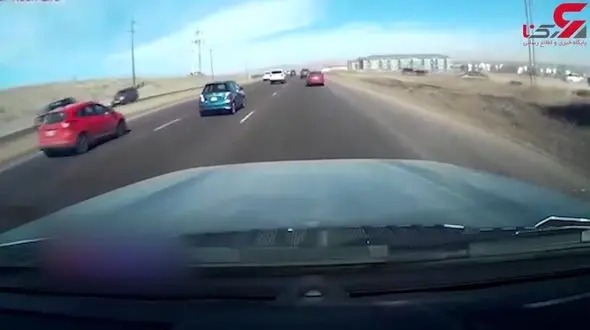 لحظه سقوط تیرهای برق به وسط جاده + فیلم