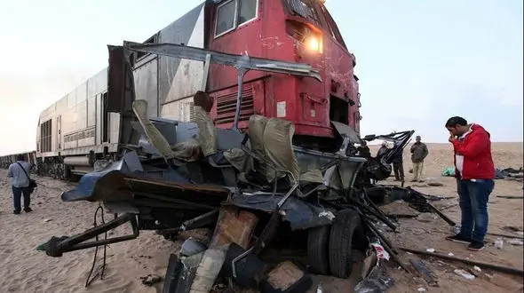 تصادف هولناک قطار مسافربری با کامیون حامل شیر 