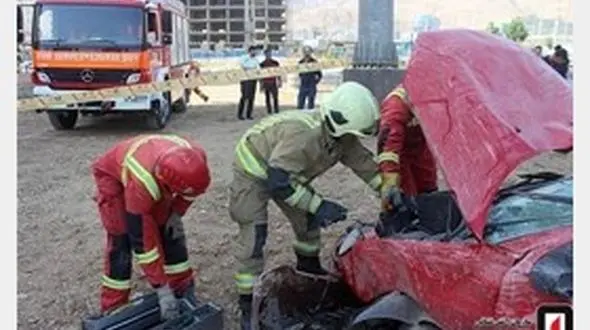 عکس / 2 دختر تهرانی پژو 206 آلبالویی را چپ کردند