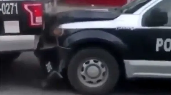ببینید / تصادف عجیب‌ و غریب 2 ماشین پلیس / انتظار برای کشیدن کروکی تصادف!