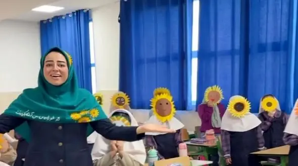 فیلم آواز شاد خانم معلم سرکلاس /  با بچه ها آهنگ گل آفتاب گردون آریان بند رو میخونن و بچه ها میرقصن ...