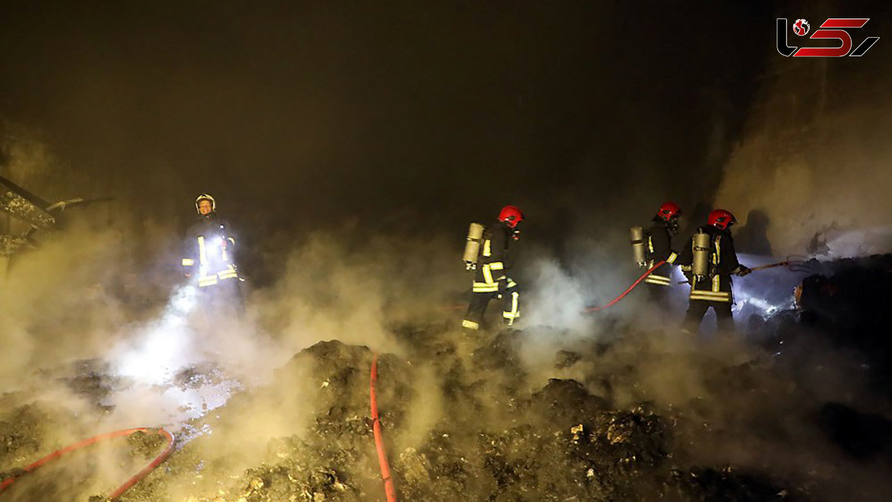 آتش سوزی هولناک در کارگاه تولید مصنوعات پلاستیکی در مشهد + عکس