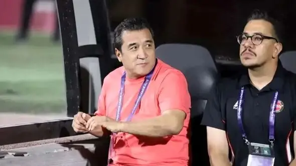 فیلم/ درگیری شدید لفظی خداداد عزیزی با یکی از هواداران خیبر