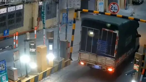 فیلم کنده شدن تابلو ۲.۵ متری توسط کامیون