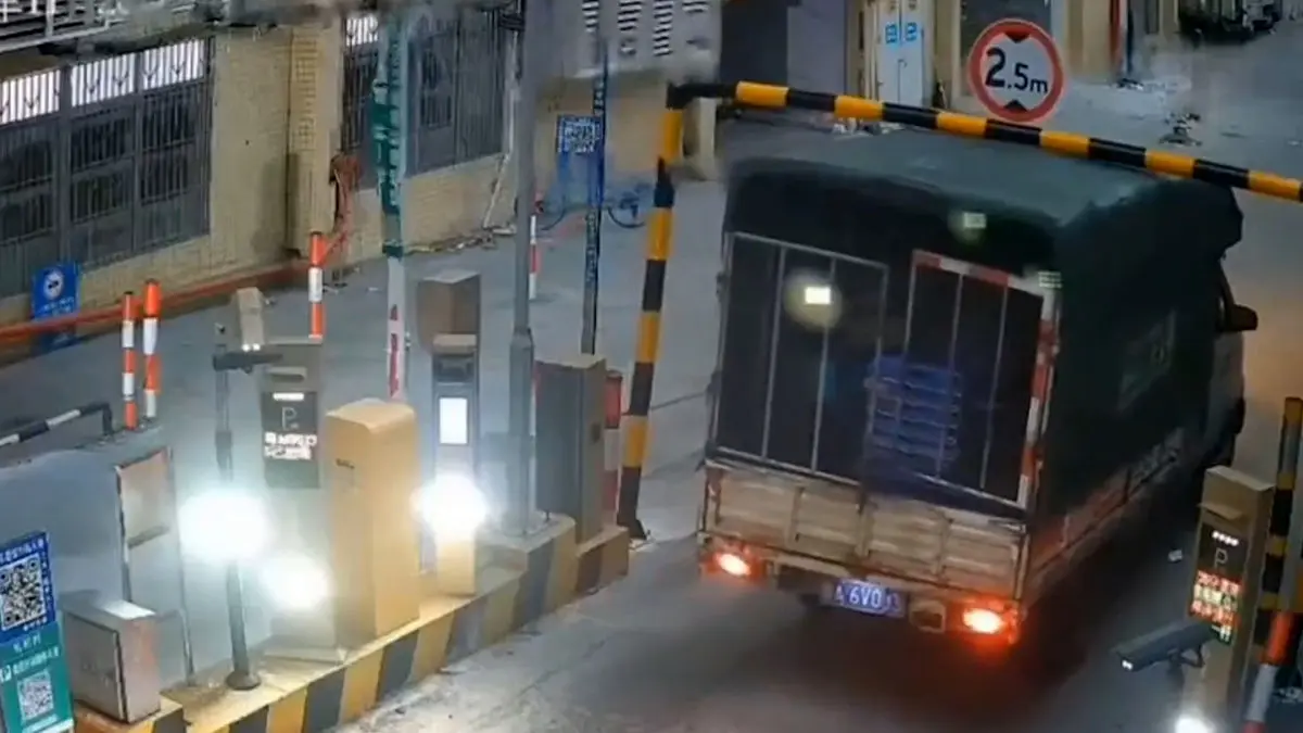 فیلم کنده شدن تابلو ۲.۵ متری توسط کامیون