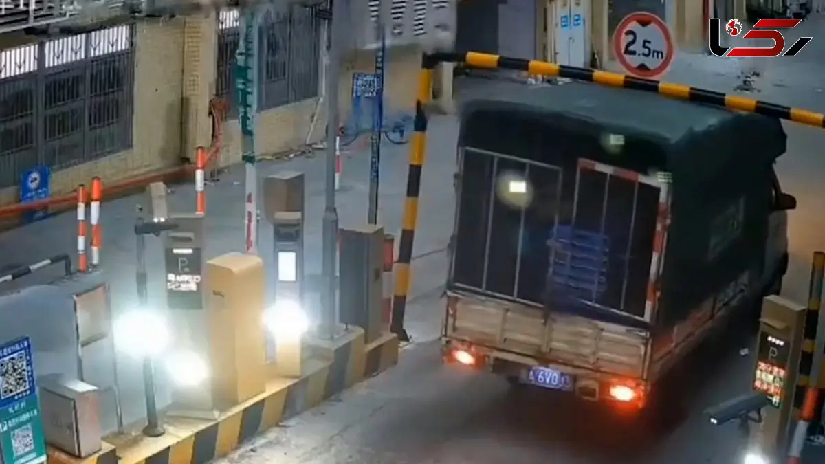 فیلم کنده شدن تابلو ۲.۵ متری توسط کامیون