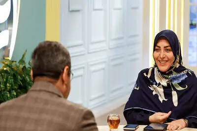 دکوراسیون شیک خانه المیرا شریفی مقدم و همسرش / از تابلو فرش نفیس تا مبلمان هماهنگ با کاغذ دیواری