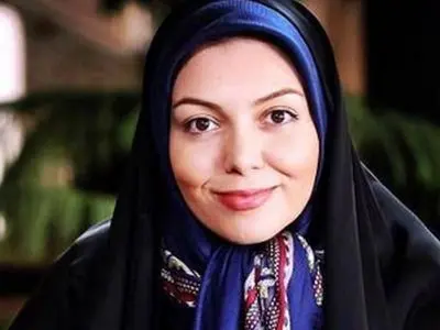 عکس / یادی کنیم از عکس غم انگیز زنده یاد آزاده نامداری در جشن تولد با کیک 99/9/9 و دختر نازش .. / روحش شاد