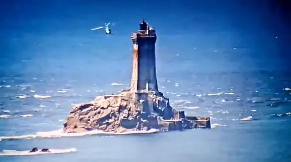 ببینید / حادثه ای که از بیخ گوش فانوس دریایی Vieille در غرب فرانسه گذشت + فیلم