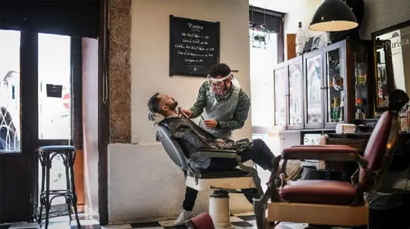 سقوط آرایشگر جوان روی قیچی بدنش را شکافت + فیلم 